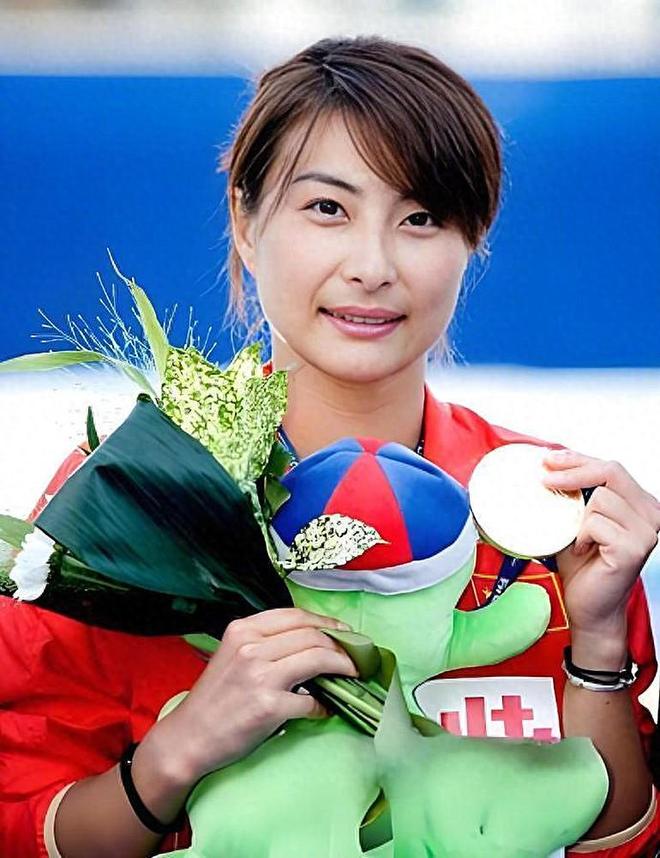 郭晶晶在凤临阁给长女庆生她素颜端庄太有主母范霍震霆也陪同